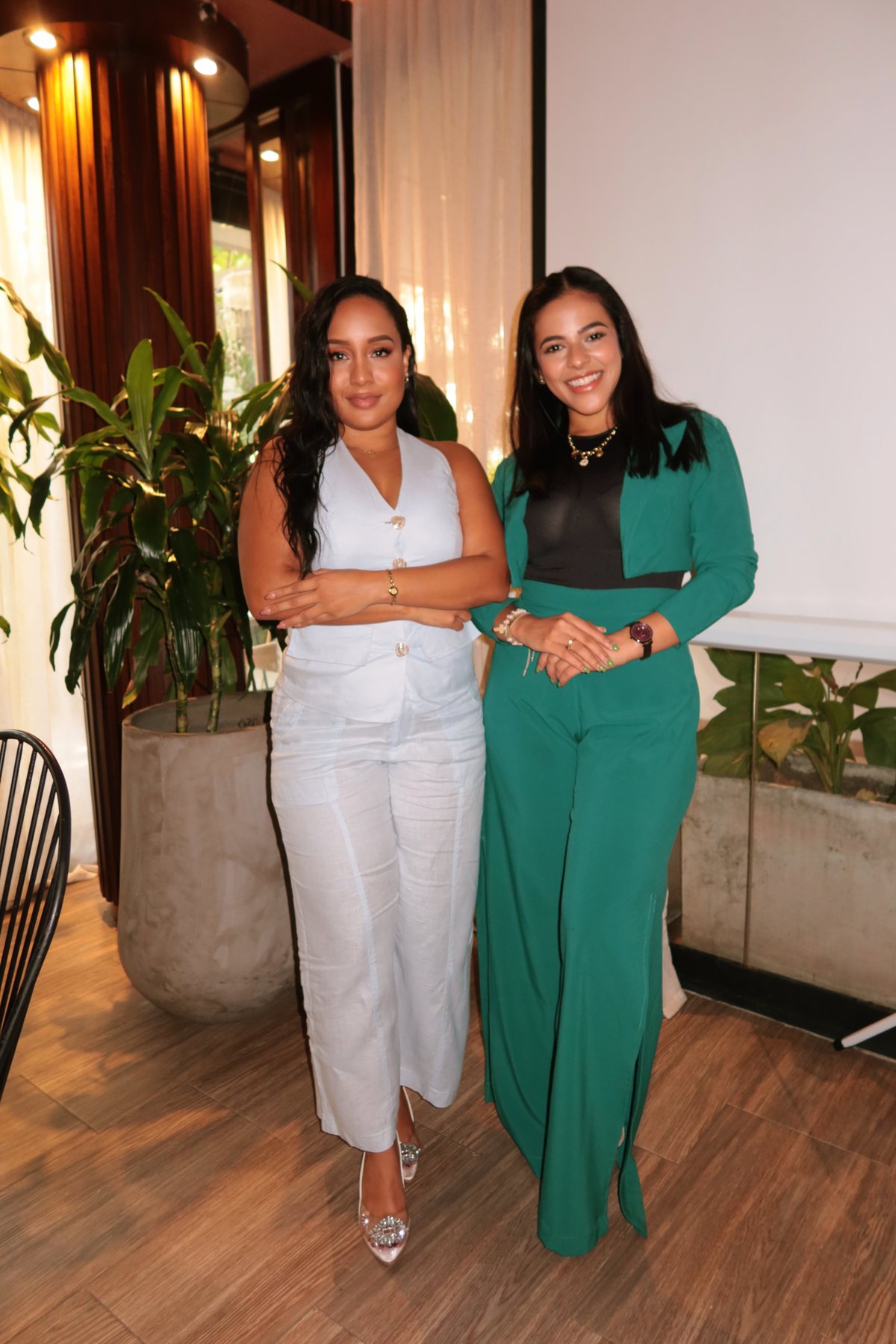 Lindsy Torres junto a una clienta